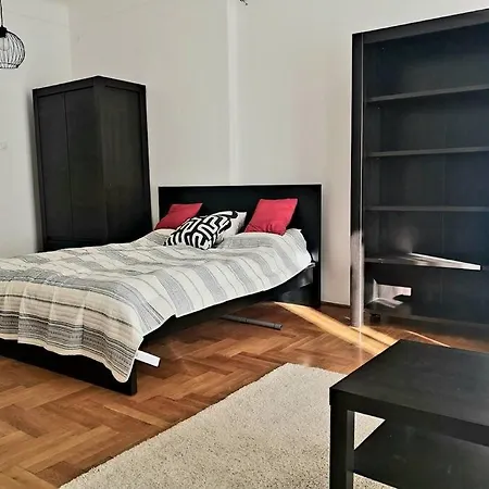 Cozy At Hero's Square Apartmán
